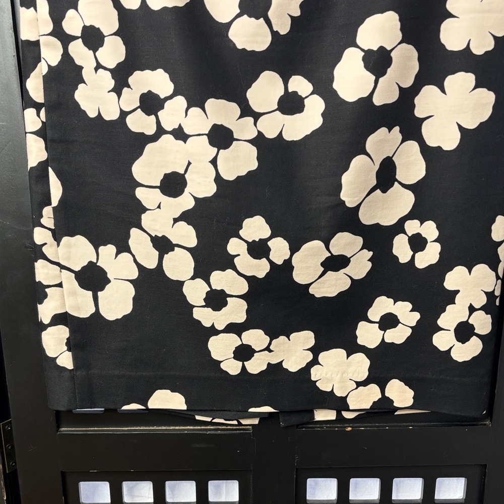 🖤 LOFT Black Cream Floral Midi Skirt Women’s Size 6, back zip with stretch🖤 - Picture 5 of 16